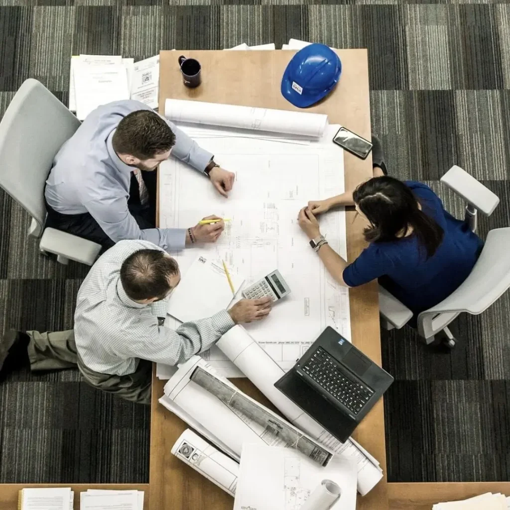 Equipo revisando planos para supervisión técnica de obra